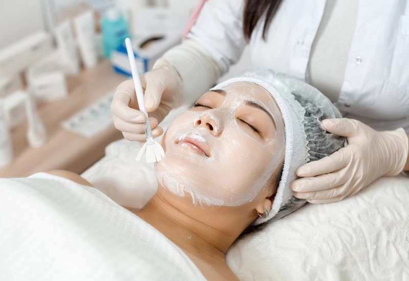 In the post-surgery recovery stage of medical beauty, why is it recommended to pay attention to fragrances and preservatives in skincare products?